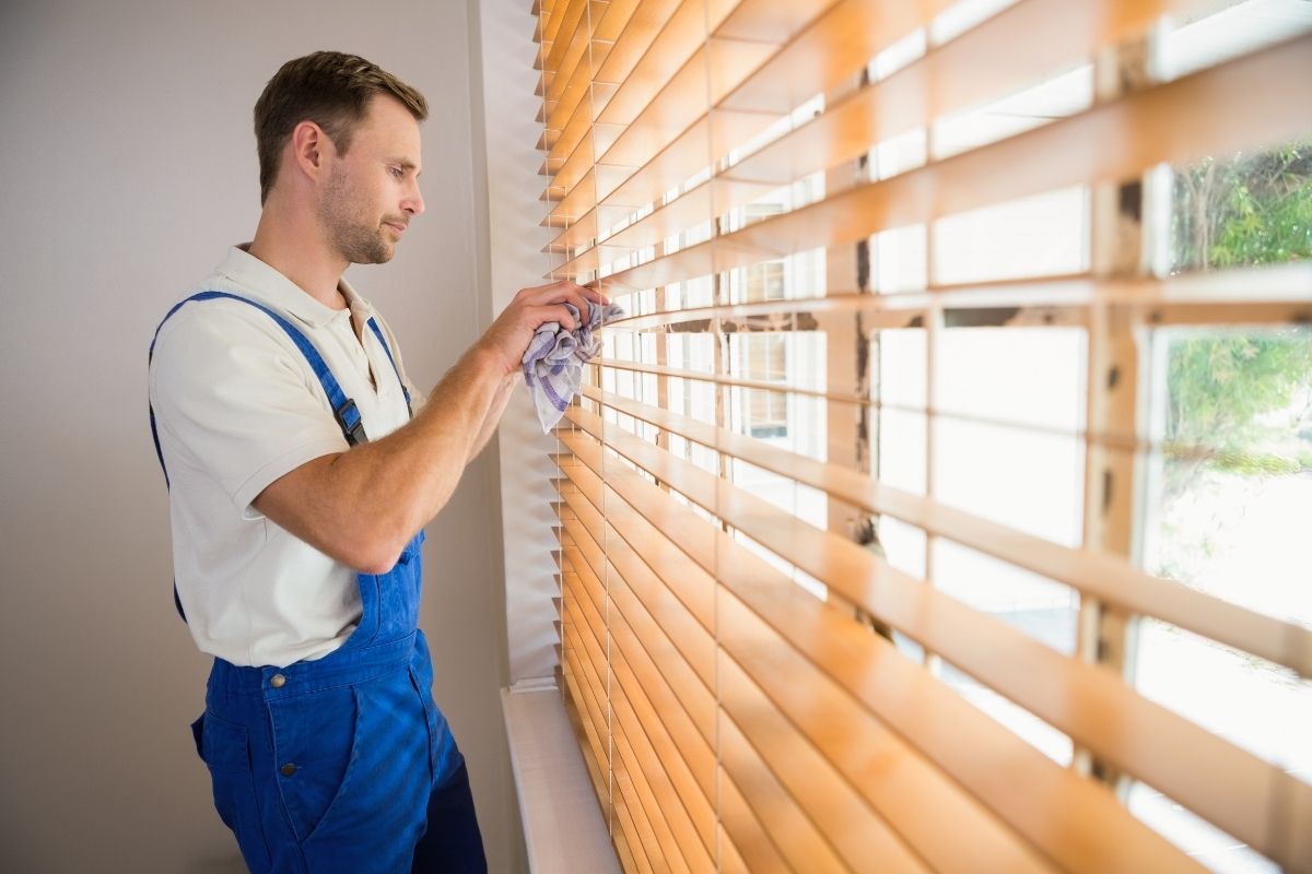 Como limpar persianas: confira dicas para higienizar corretamente os modelos horizontal e vertical