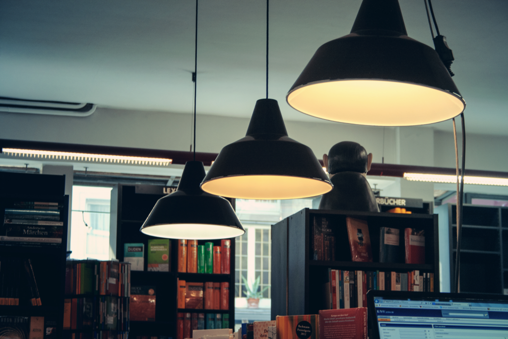 5 luminárias em estilo industrial.