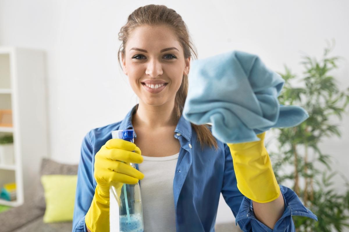 Conheça agora mesmo 5 usos incríveis da água oxigenada na hora da faxina; saiba como facilitar a limpeza da casa