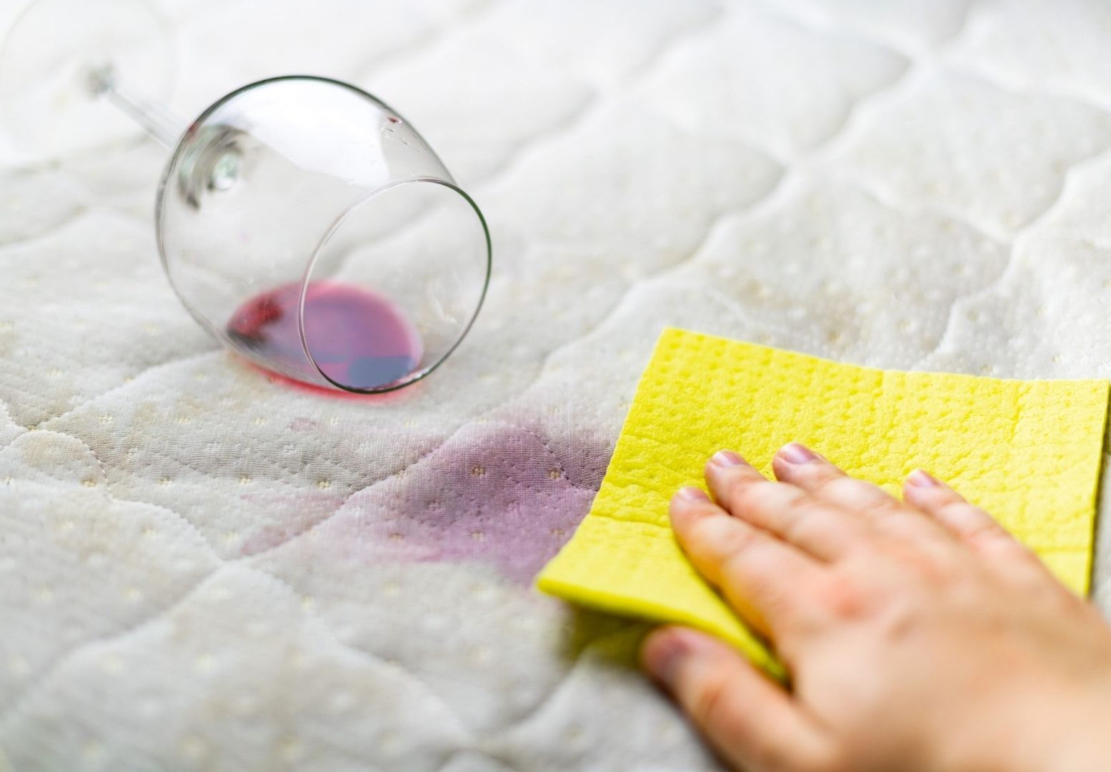 Como tirar mancha de vinho do sofá e tapete: veja como é fácil e rápido