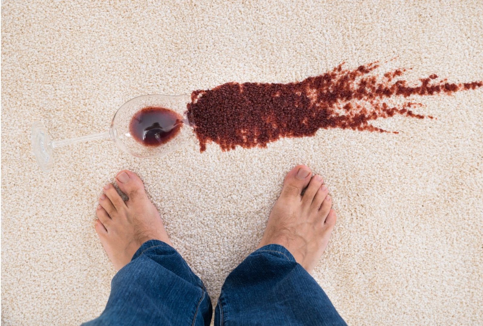 Como tirar mancha de vinho do sofá e tapete: veja como é fácil e rápido