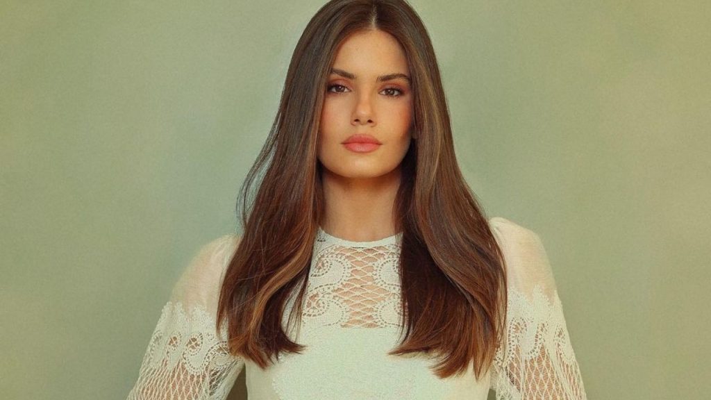 Cortes de cabelo para rostos arredondados. Foto: Instagram Camila Queiroz.