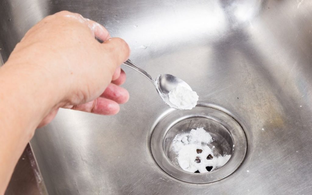 Como desentupir a pia da sua casa. Foto: Canva Pro.