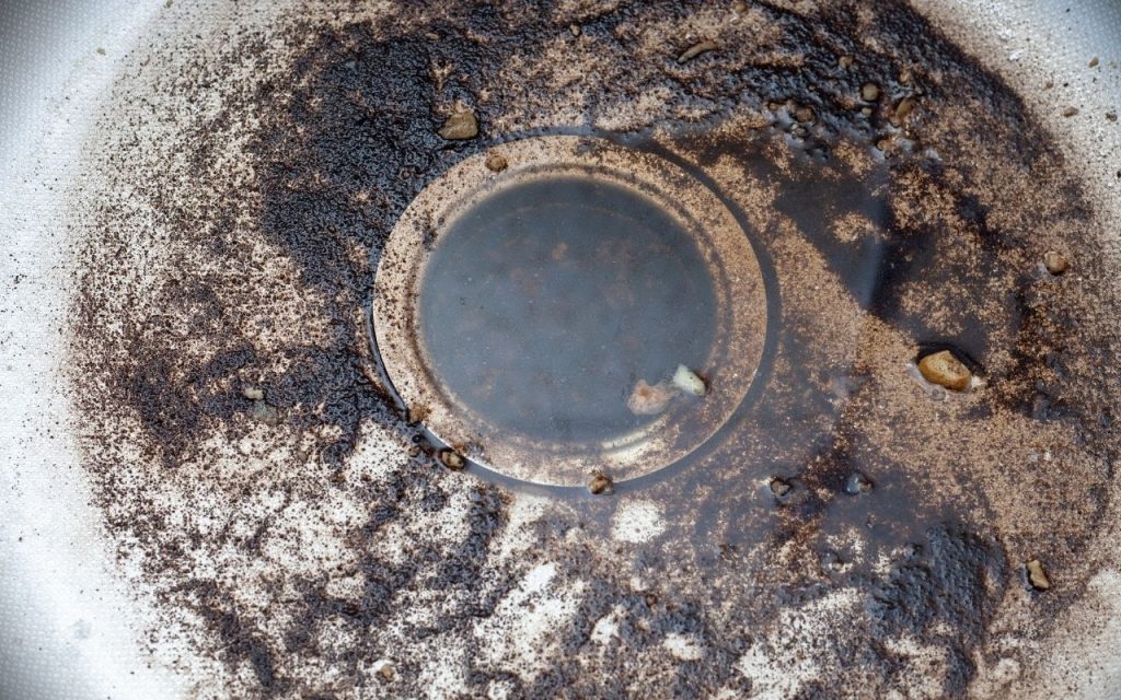 Como desentupir a pia da sua casa. Foto: Canva Pro.