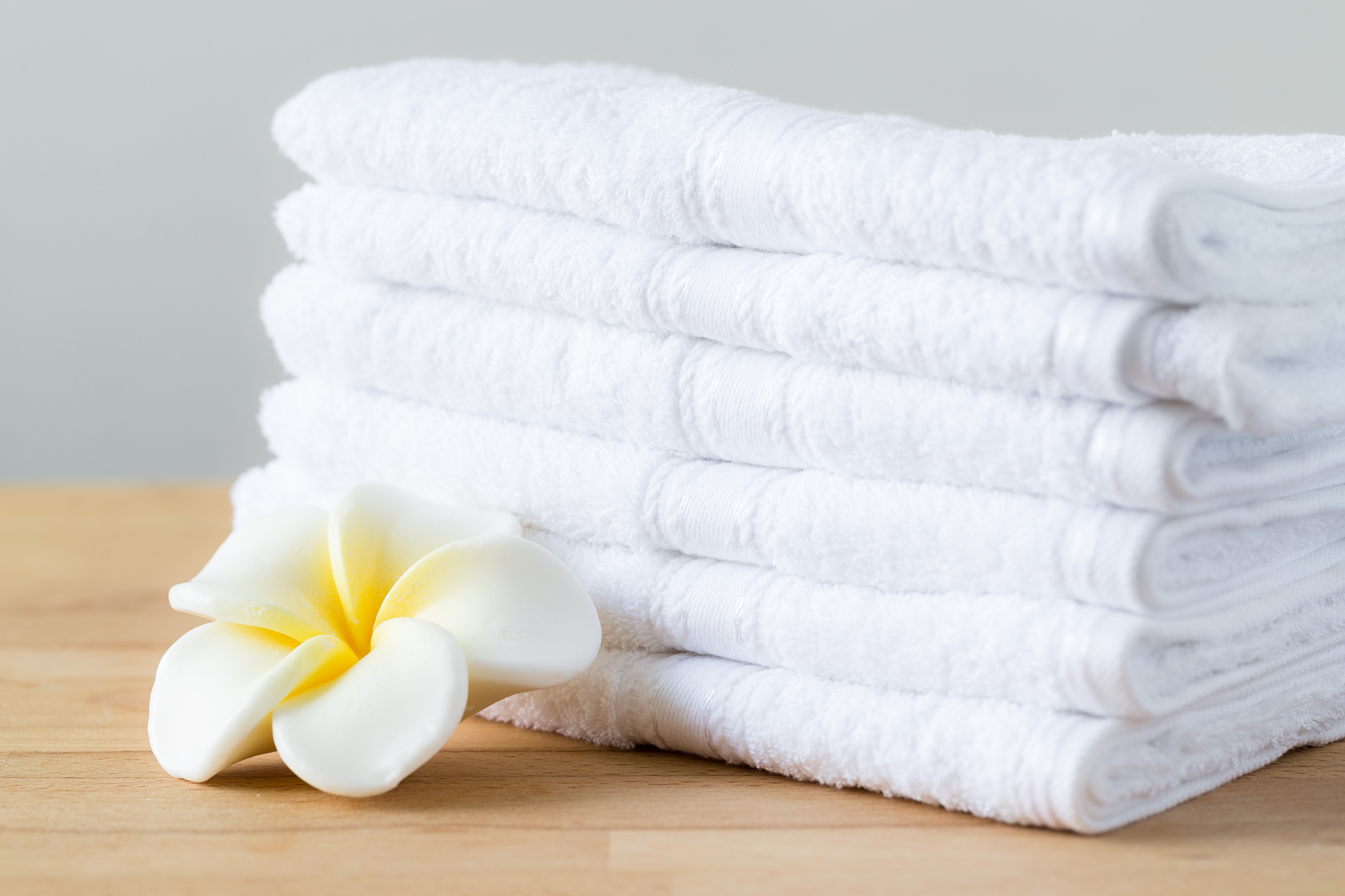 Полотенце на кровати. Чистое белье. Стопка полотенец. Красивые полотенца. Белое полотенце.