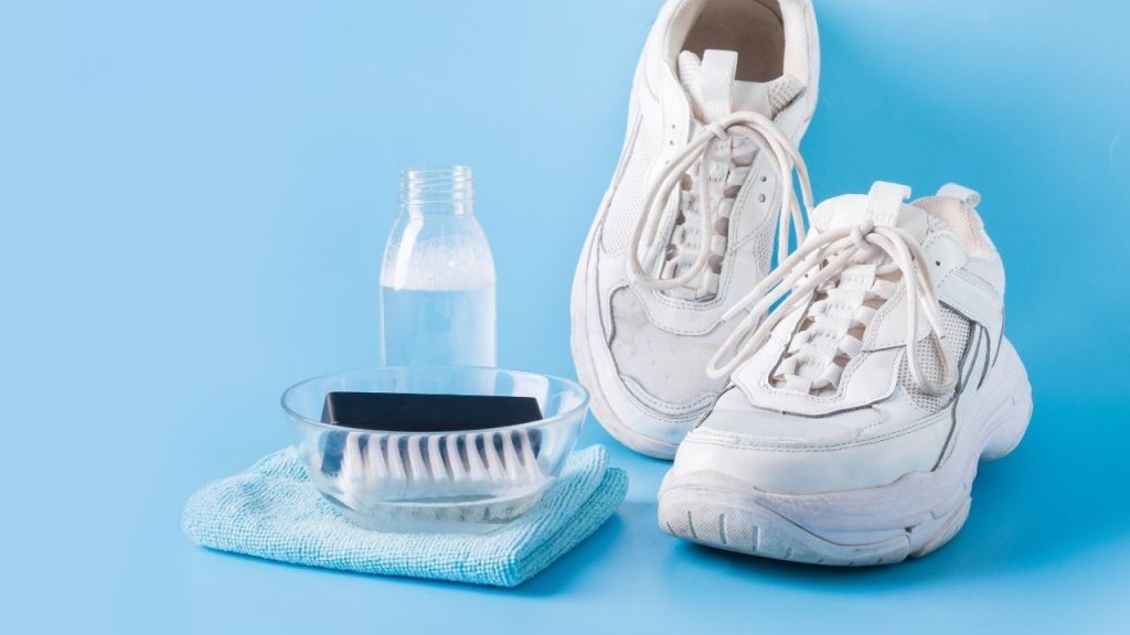 Como desencardir tênis branco. Foto: Canva Pro.