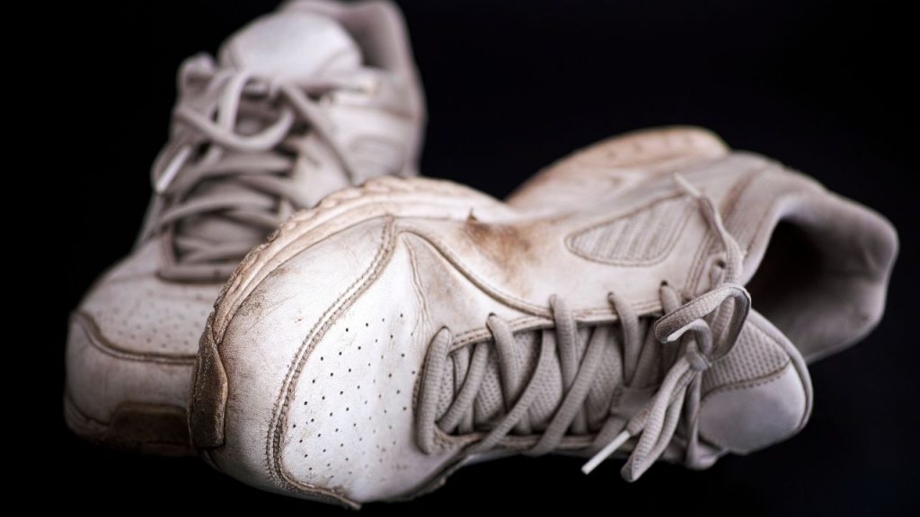 Como desencardir tênis branco. Foto: Canva Pro.