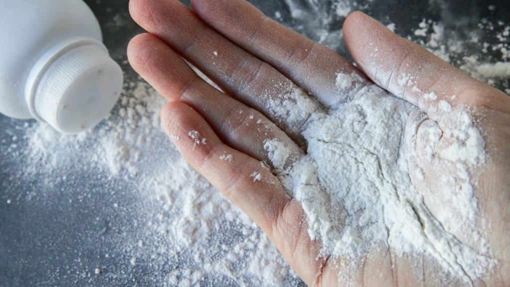 Como desencardir tênis branco. Foto: Canva Pro.