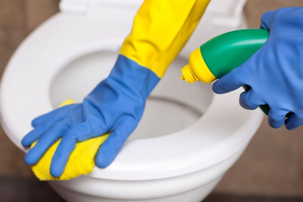 Como limpar o vaso sanitário encardido. Foto: Canva Pro.