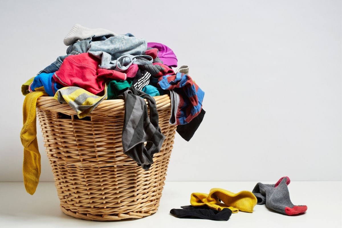 Como organizar lavanderia com varal de roupas. Foto: Canva Pro.