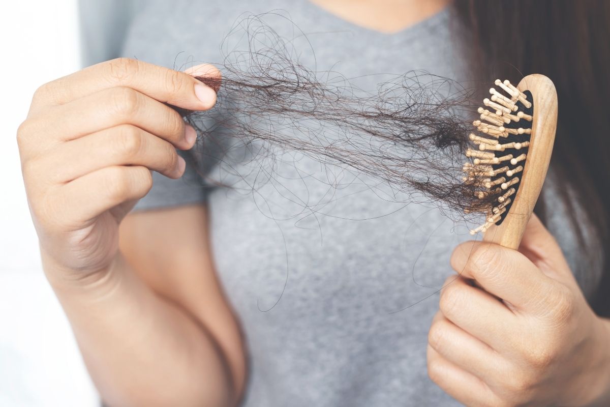 Queda de cabelo; conheça as dicas para prevenir e resolver o problema.