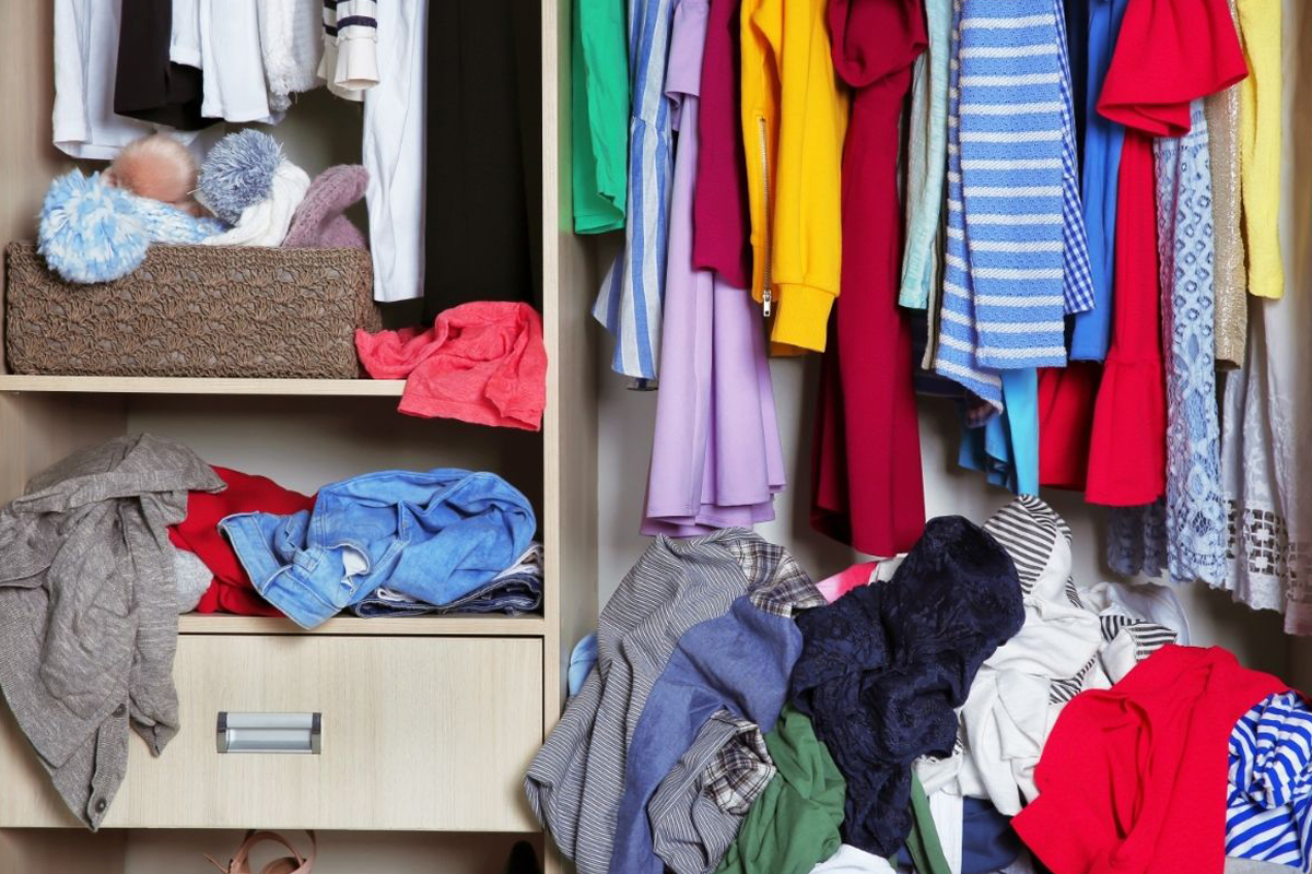 Conheça 5 dicas para ganhar espaço dentro do guarda roupa - Reprodução Canva Pró