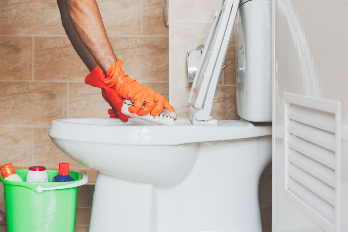 Saiba como limpar banheiro encardido - Reprodução Canva Pró