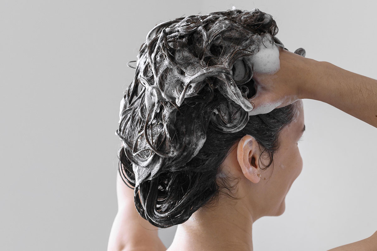 Saiba se faz mal lavar os cabelos todos os dias - Reprodução Freepik