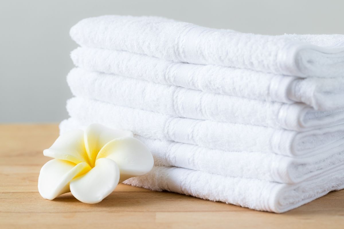 Veja agora os segredos para clarear toalhas brancas manchadas - Reprodução Canva Pró