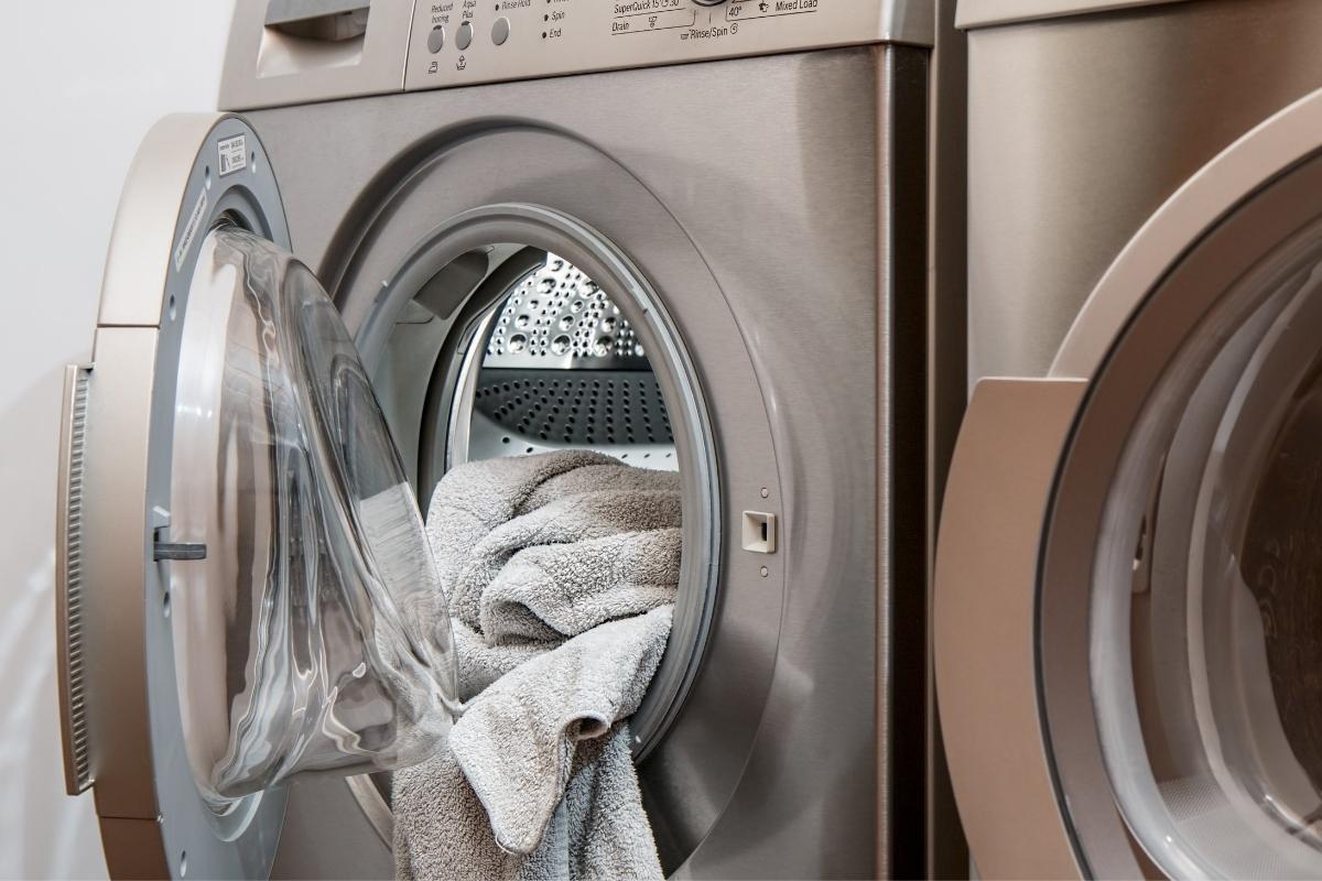 Misturinha caseira para deixar as roupas branquinhas na máquina de lavar, Foto: Canva Pro.