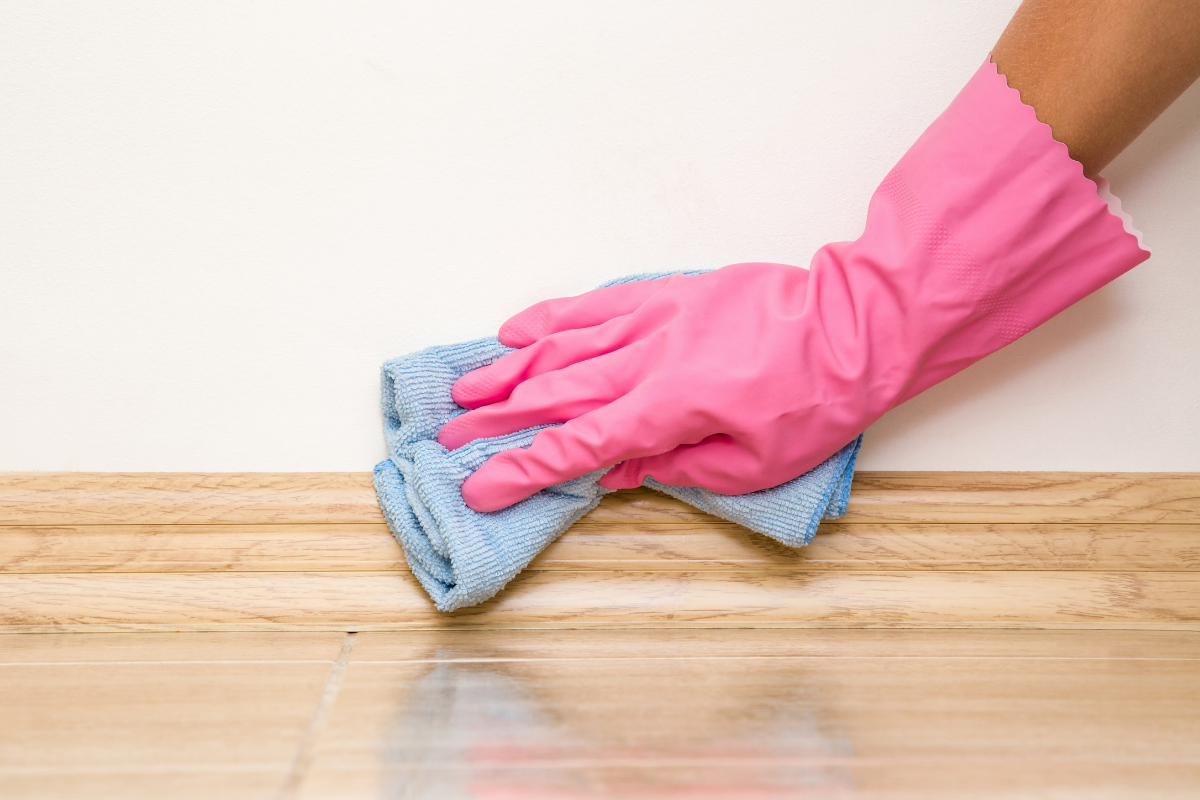 Confira 4 dicas para limpar piso e rodapé com facilidade