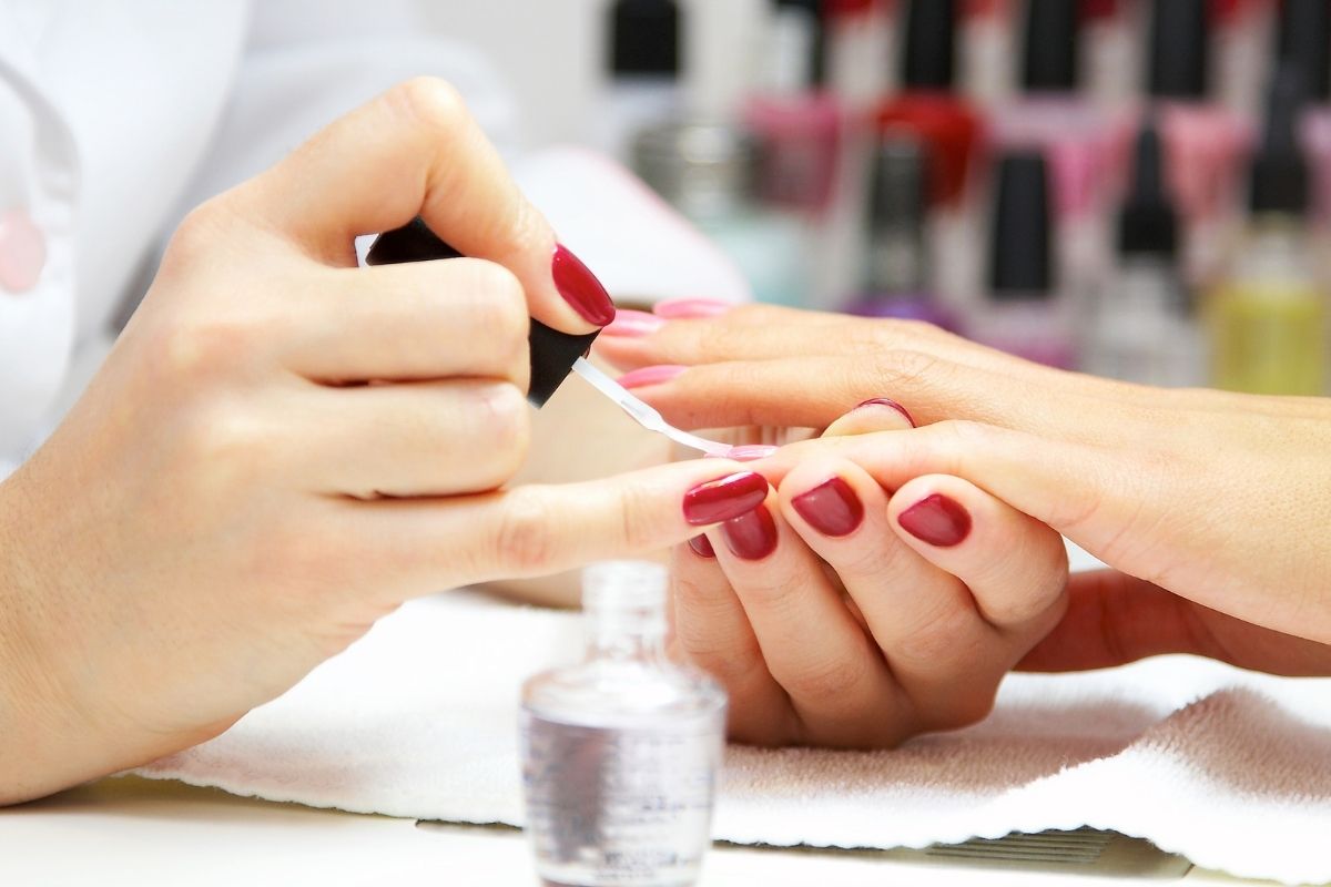 Como fazer esmalte secar mais rápido? Confira as dicas práticas