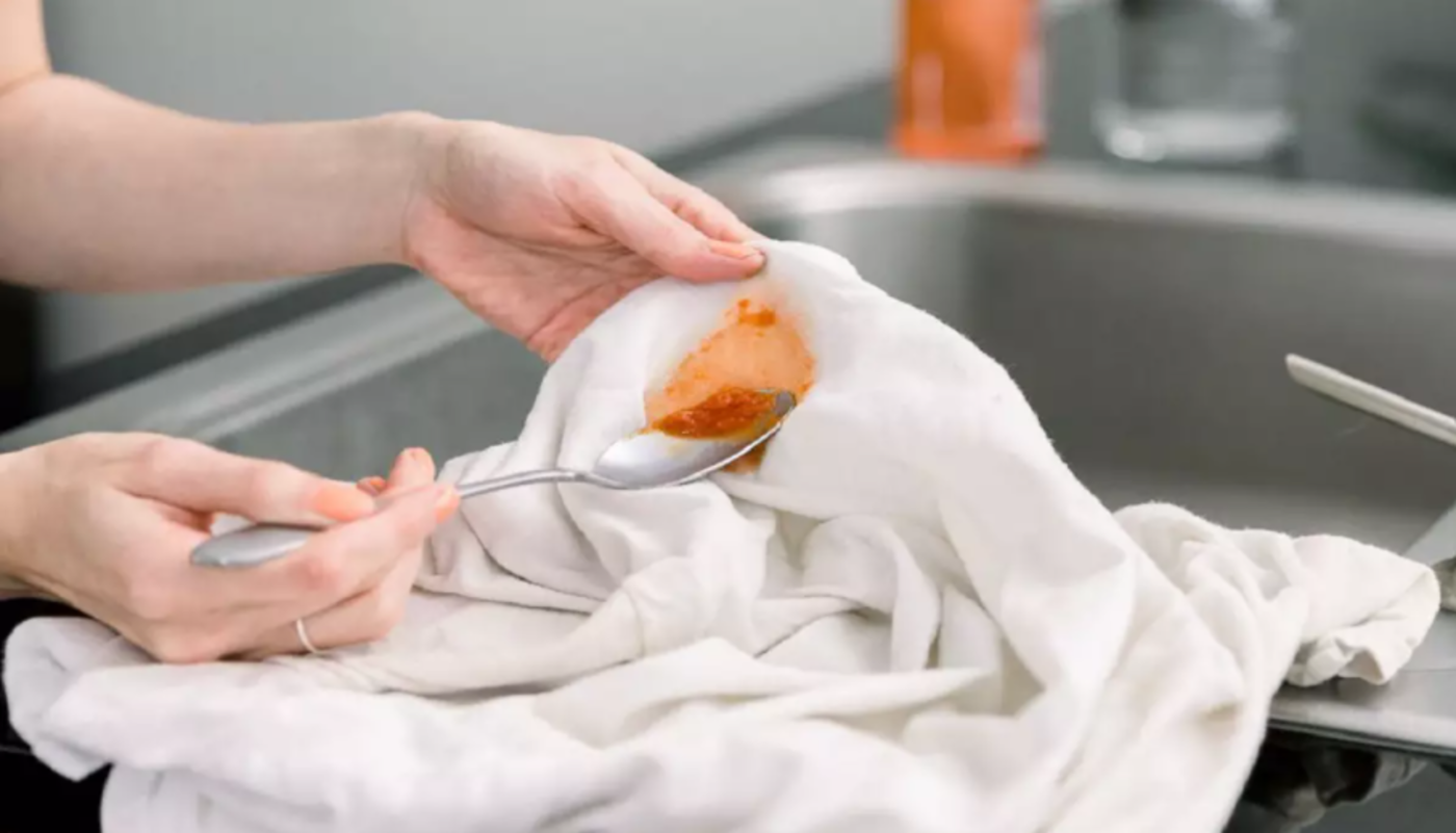 Como remover manchas de ketchup das roupas