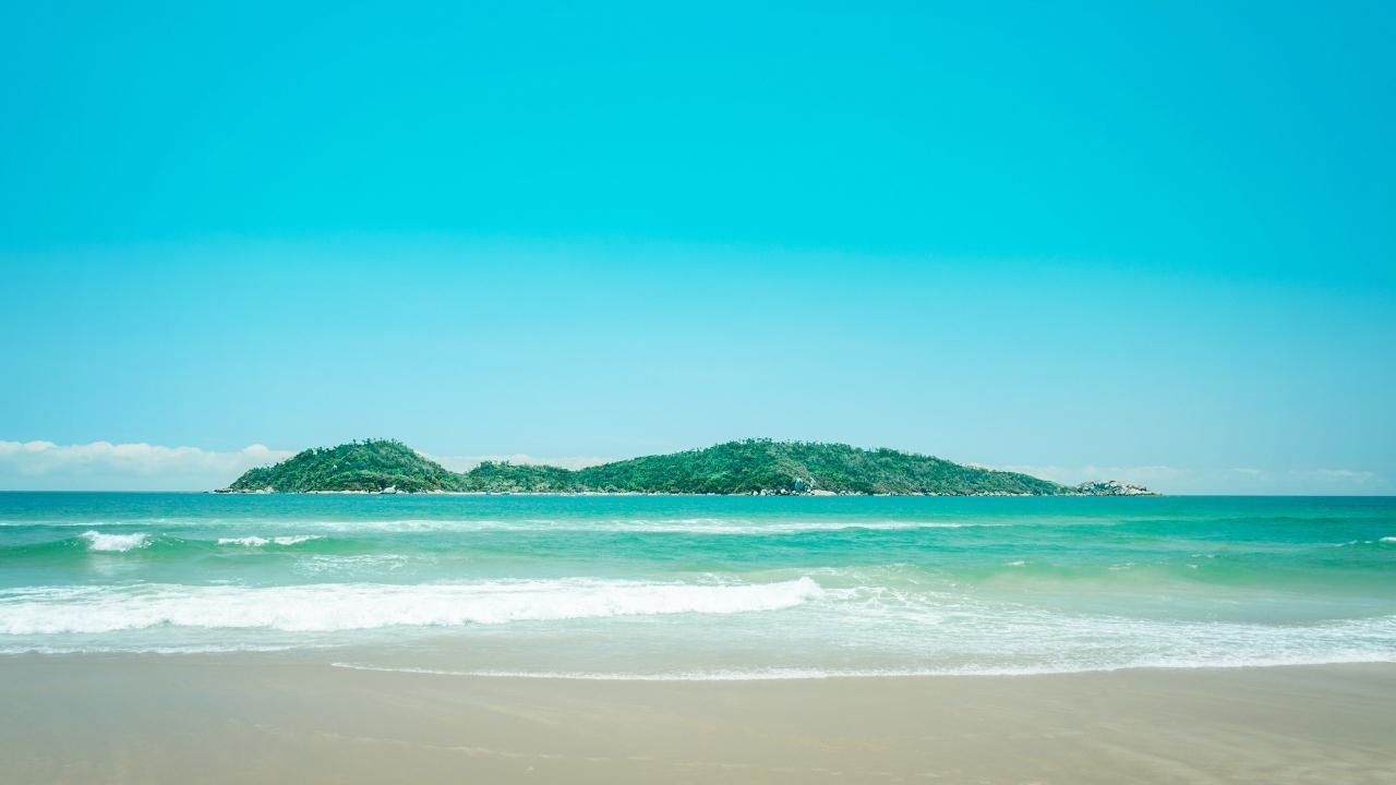 Praias com águas cristalinas em Santa Catarina