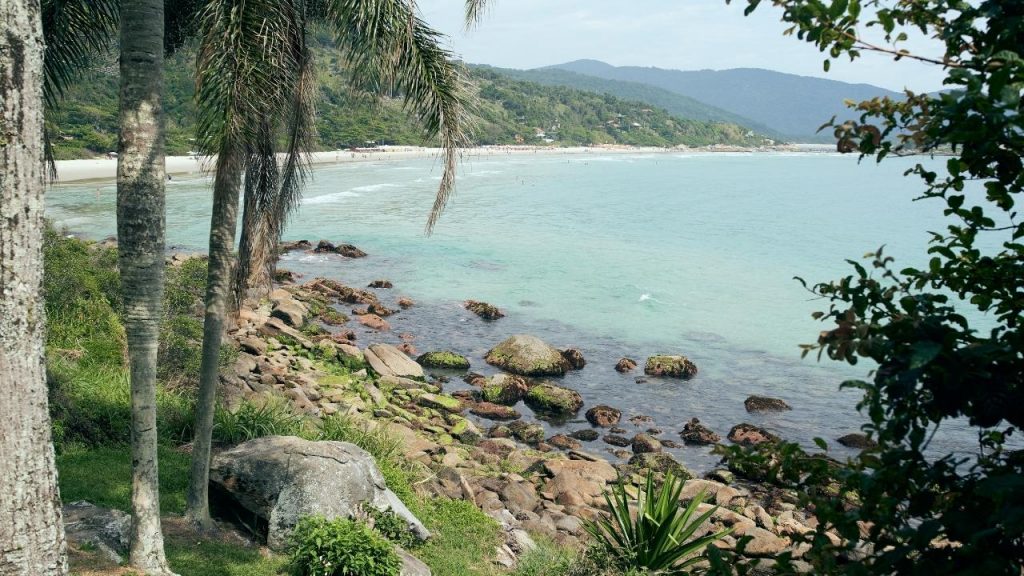 Praias com águas cristalinas em Santa Catarina