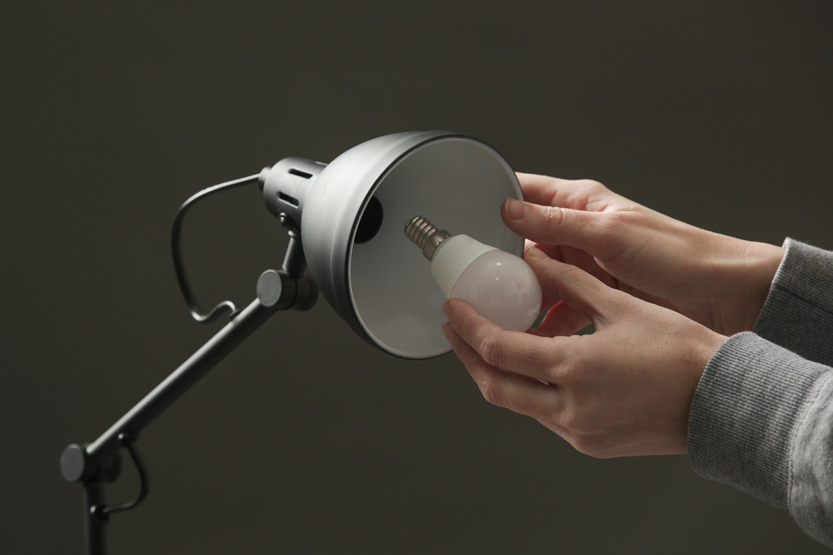 Dicas e cuidados para fazer a troca de lâmpadas