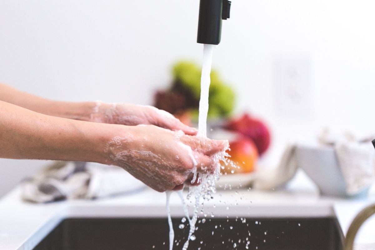 Como limpar e higienizar a pia da cozinha?