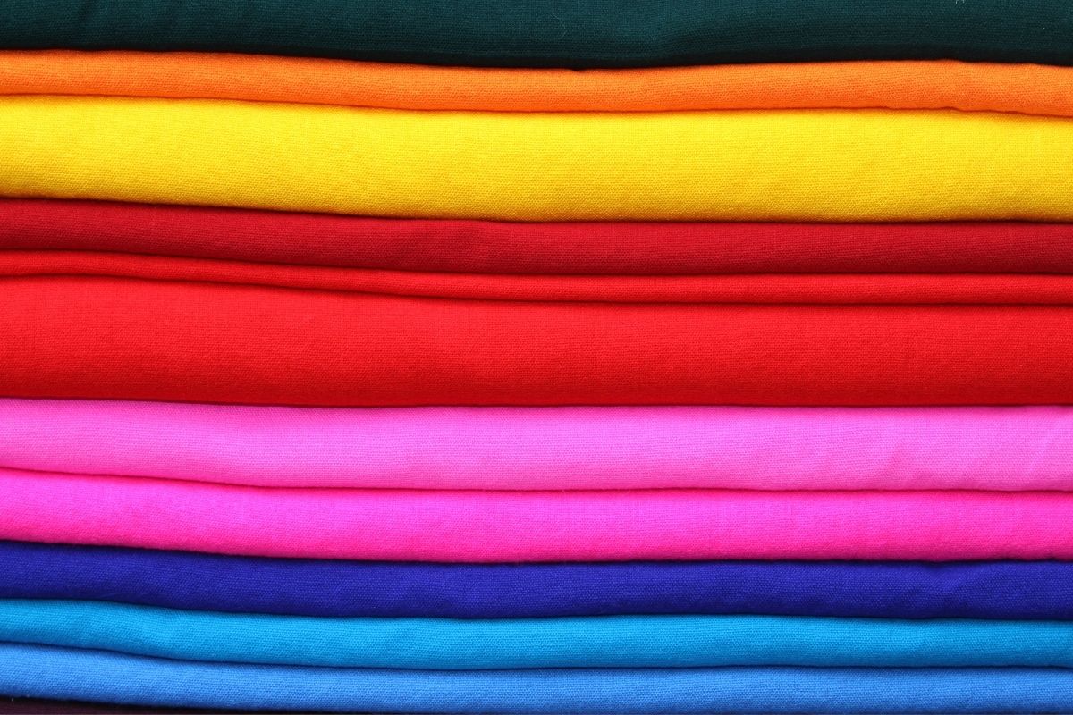 Como organizar blusinhas no guarda roupa: