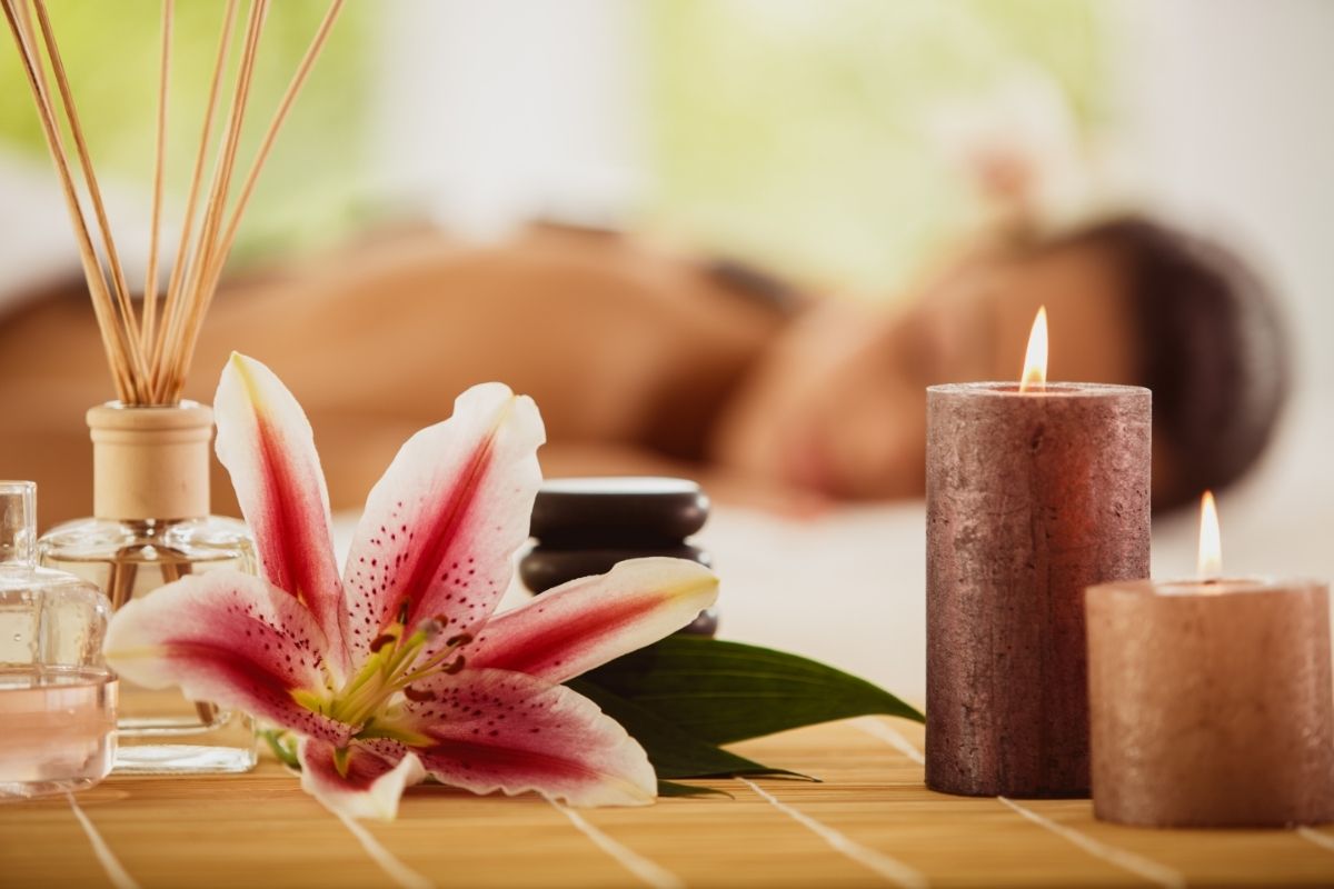 Massagem com aromaterapia para afastar o estresse