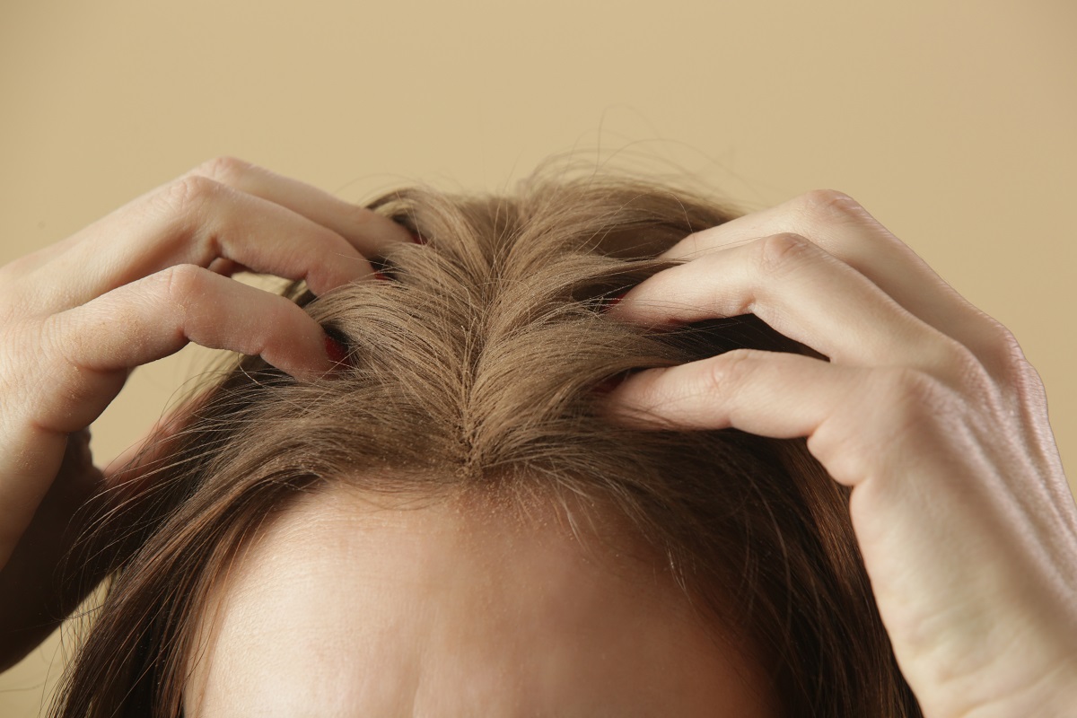 Massagem no couro cabeludo estimula o crescimento - Reprodução AdobeStock