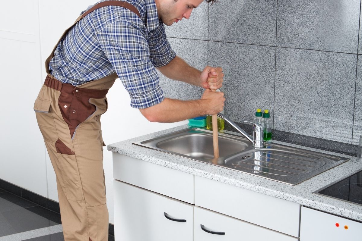 Como desentupir pia usando sal grosso