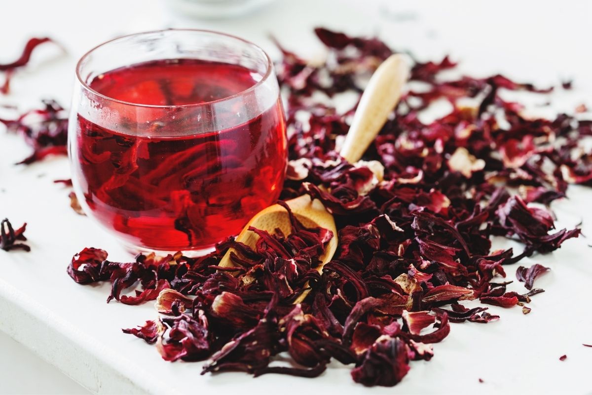 Usos do chá de hibisco para a sua beleza