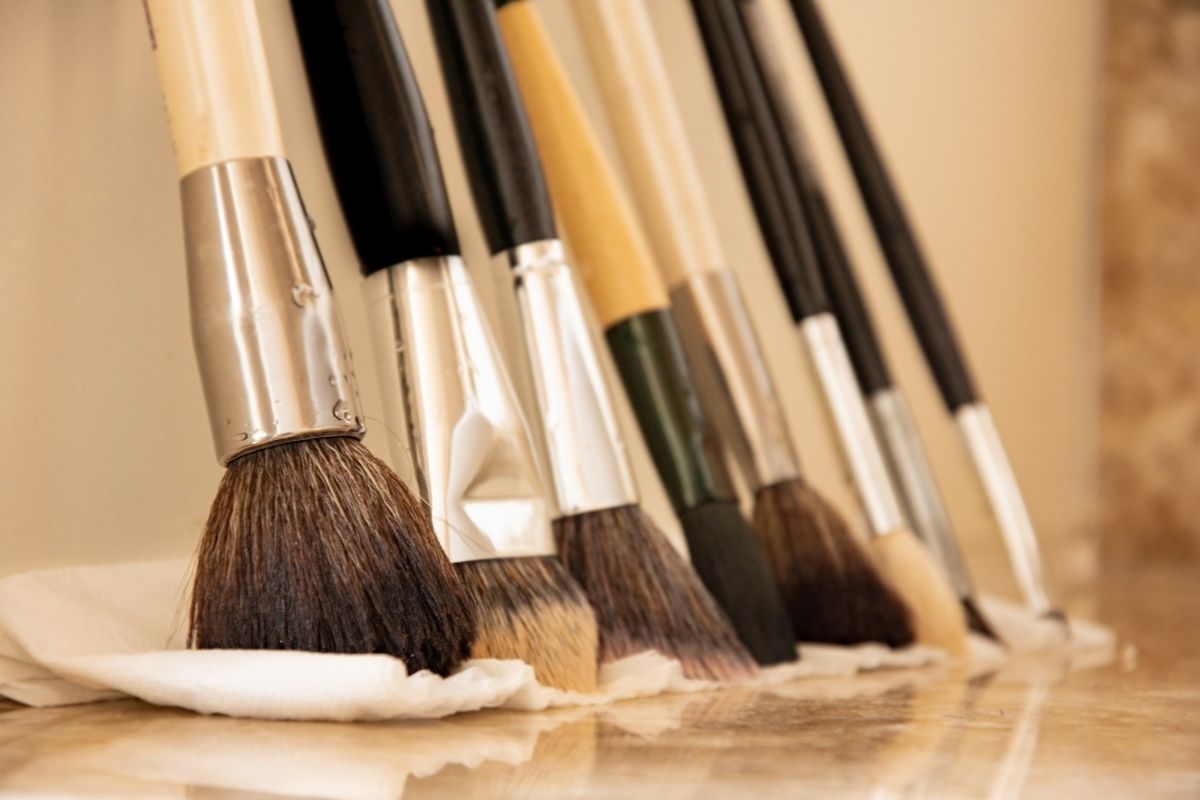 Como limpar pincel de maquiagem - Reprodução Canva