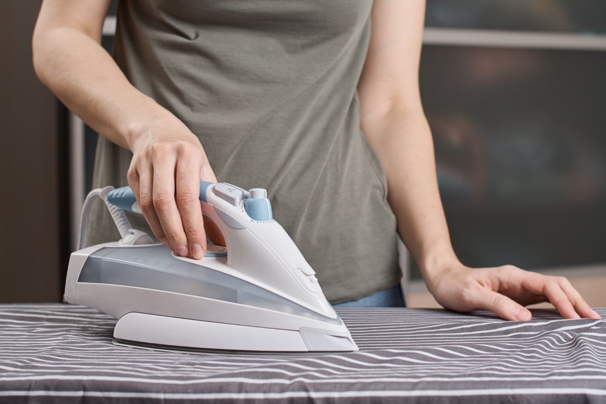 Como cuidar e limpar do ferro de passar roupa?