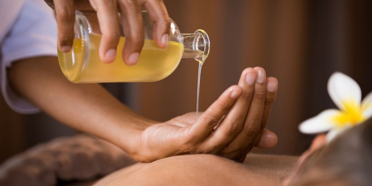 Massagem com aromaterapia para afastar o estresse
