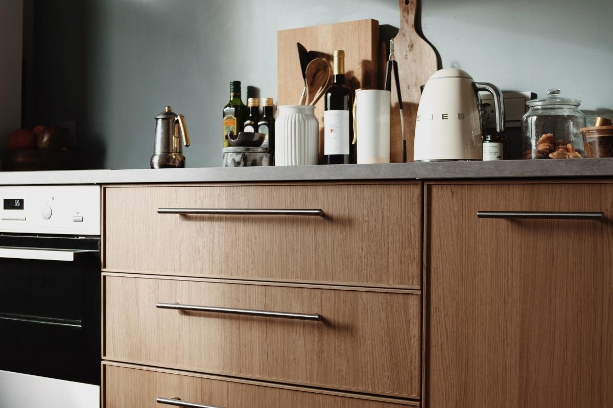  Como tirar gordura do armário? Aprenda a como fazer. Foto: Canva Pro