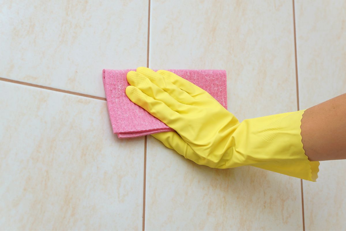 Conheça 4 maneiras eficientes de limpar azulejo do banheiro - Reprodução Canva
