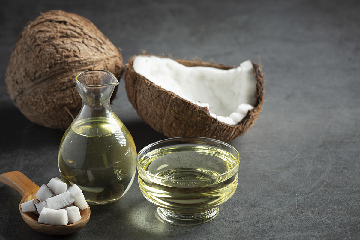 3 maneiras práticas de usar óleo de coco na hidratação dos cabelos - Reprodução Freepik
