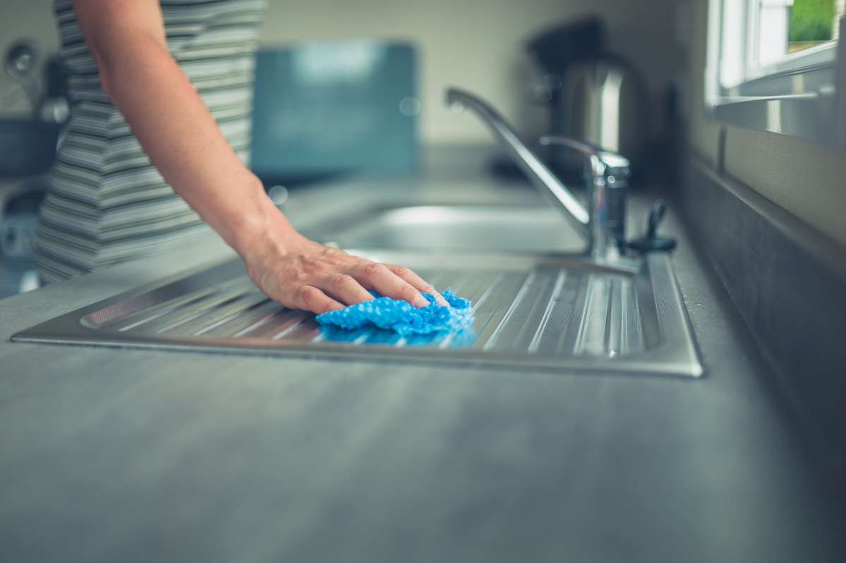 Aprenda 4 dicas para manter sua pia da cozinha desinfetada, brilhando e perfeita para o uso