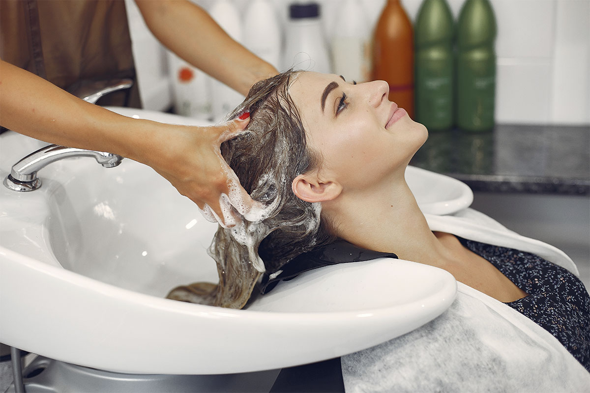 Aprenda etapas de lavagem certa dos cabelos e quantas vezes realmente deve se lavar na semana as madeixas - Reprodução Freepik