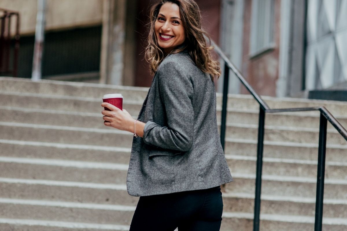 Tendências de inverno para arrasar estampas e tons escuros em várias peças — Fonte: Canva Pró