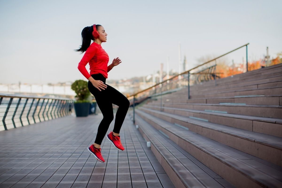 Tendências de inverno para arrasar estampas e tons escuros em várias peças