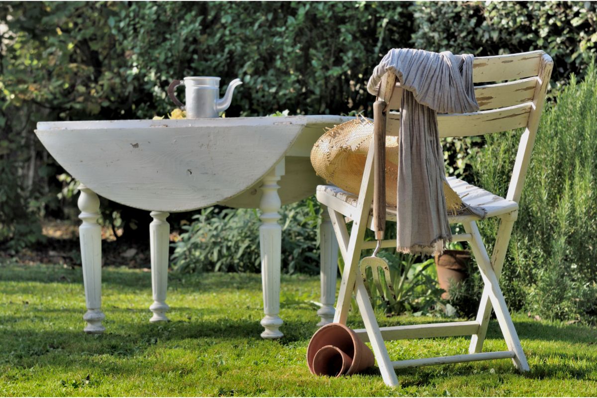 Veja inspirações de como decorar seu jardim com móveis rústicos de madeira — Imagem: Canva Pro