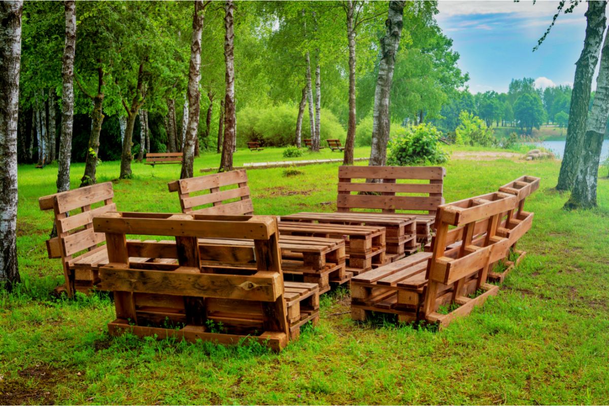 Veja inspirações de como decorar seu jardim com móveis rústicos de madeira