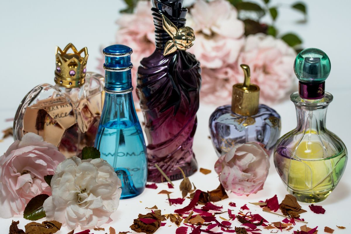 Descubra dicas de qual perfume certo usar em cada ocasião — Imagem: Canva Pro.