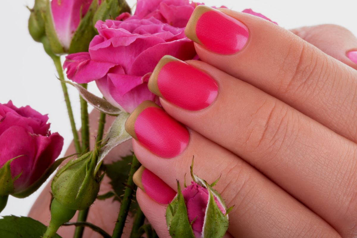 Descubra os tons de rosa que são sucesso nas unhas das mulheres divas — Imagem: Canva Pro.