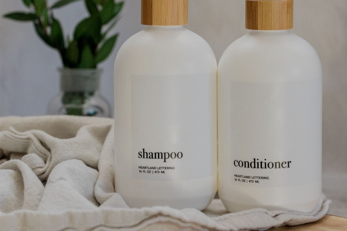 Veja como escolher o shampoo correto e ideal para cada tipo de cabelo — Imagem: Canva Pro. 