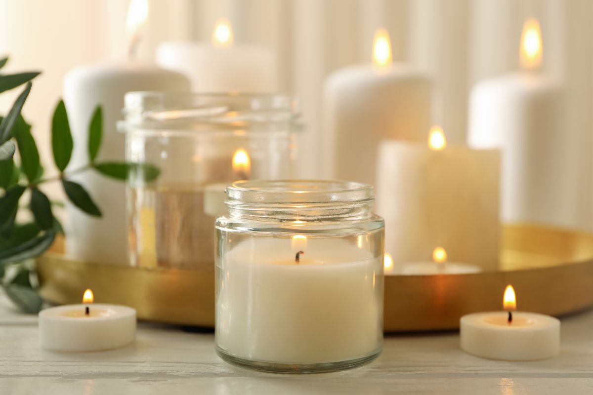 Veja como decorar ambiente com velas aromáticas deixando um clima cheiroso e elegante - Reprodução Canva