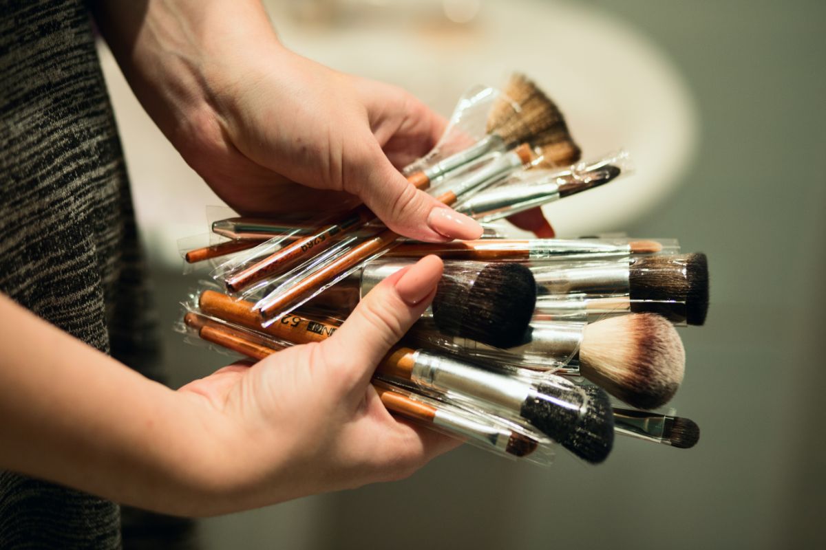 Como limpar pincel de maquiagem? Você sabe? — Reprodução Canva