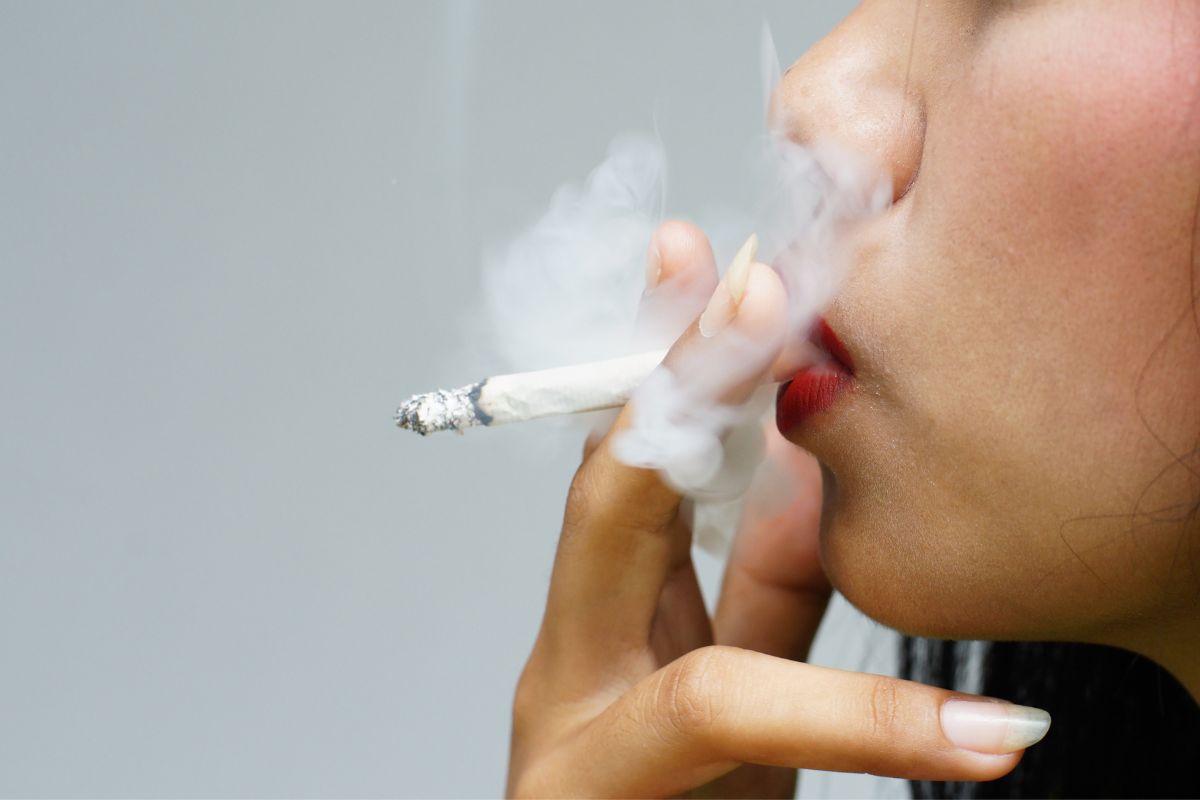 Como amenizar cheiro de cigarro pela casa? Descubra dicas valiosas - Reprodução Canva
